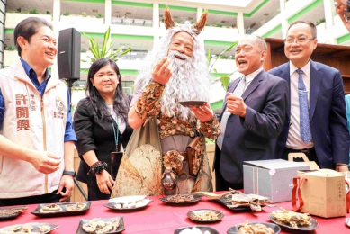神農嘗百草再現！ 嘉義縣長翁章梁化身「神農氏」 宣傳中藥本草文化節特色〜