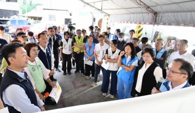 立委陳素月（左2）邀交通部長陳世凱（左1）視察彰化交通建設，王縣長（右2）陪同。（照片縣府提供）