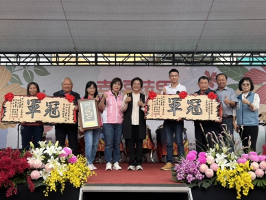 「幸福蔬果，花現永靖」，王縣長頒獎洋香瓜和茄子評鑑冠軍得主。（照片農會提供）