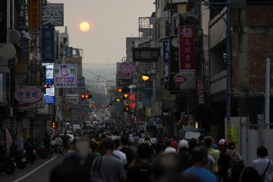 懸日映照南投市街頭　上千市民共賞夢幻奇景（