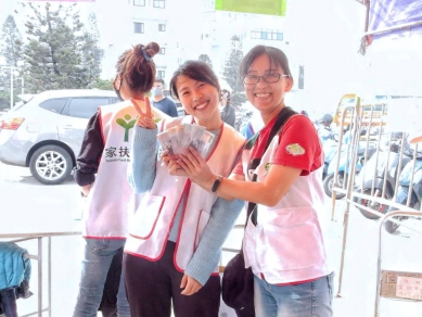 澎湖家扶歲末送暖親子園遊會尚需50名志工 邀您一起加入一同讓世界得更好   本次活動所需志工服務時間為12月13日、12月14日，誠摯歡迎高中以上(含)、具助人熱忱者，歡迎至線上表單報名https://reurl.cc/qv6V5D或來電(06)927-6432莊妤庭社工、王婉瑄專員，以兩日皆可參與服務者優先。更多活動詳情，歡迎至澎湖家扶中心FB粉專洽詢，捐款參與劃撥帳號：04560844(戶名：澎湖家扶中心)。