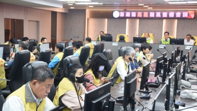 澎湖縣「鳳凰」颱風災害應變中心成立  陳光復：各編組全力戒備 目前澎湖縣電信、電力、自來水與超商供應都正常。縣府呼籲民眾提前準備乾糧、飲用水及各種救災物資，避免颱風接近時外出採買。室外懸掛物、招牌、圍籬及鷹架等應加強固牢，陽臺盆景等應妥善放置。隨時收聽或收看廣播、電視或透過「澎湖縣政府」臉書粉絲專頁及官方網站，掌握最新颱風消息及縣府公告。若有停電或積淹水狀況，可撥打1999縣民服務專線或119災情通報電話。