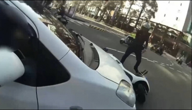 李姓通緝犯拒檢跳上友車撞警車警對空鳴槍追捕逮人