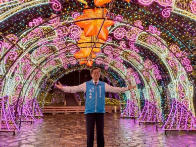 2025宜蘭礁溪溫泉燈花季試燈！高達5米主燈「泉華共舞」亮相 如夢似幻