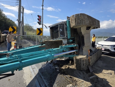 大貨車載運怪手｜花蓮大橋急急右轉彎，怪手「飛」到對向車道側翻！