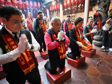 2026年「媽祖祈福文化節」新爐主宮廟,由王縣長搏杯。(照片縣府提供)