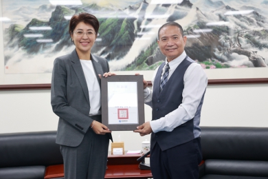 維瓦第捐贈血壓計 許淑華縣長頒感謝狀