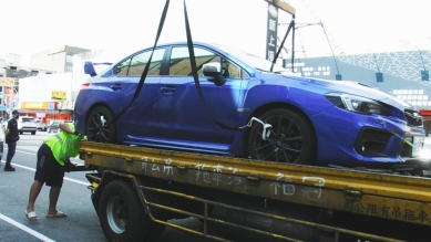 執行署使出殺手鐧  透過路邊開單員巡查通報搜獲欠稅男停放路邊自小客拖吊查封  欠繳健保、違規罰鍰立馬全部繳清