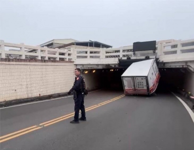 高雄貨車沒注意地下道限高硬闖過去斗卡住