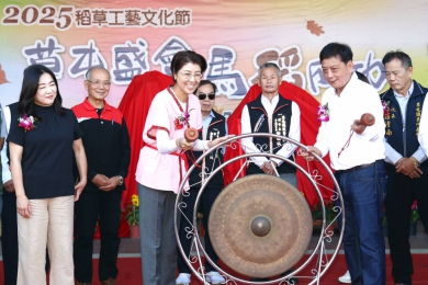 「馬稻成功」草屯稻草工藝文化節熱鬧開幕 巨無霸「扁擔王」挑戰金氏世界紀錄