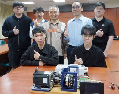 大葉教授陳昭雄（後排左3）、助理教授詹謹聰（後排右2）指導5名同學研發的產品（前）。（照片大葉提供）