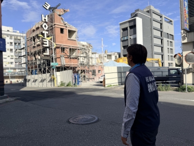 旅店拆一半停擺｜搖搖欲墜成危樓，魏嘉賢籲縣府立即拆除！