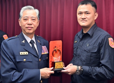 林岱瑭奪下自殘女子尖刀    吳敬田公開表揚稱許肯定