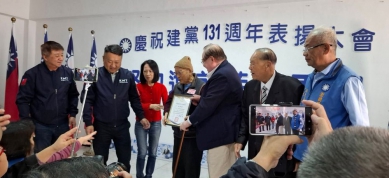 【國民黨澎湖縣黨部慶祝建黨一百三十一周年黨慶  表揚資深晉齡黨員  針對下屆縣長選舉國民黨是否提名一事？  李乾龍表示將會積極進行整合  屆時國民黨ㄧ定會提名最強人選  最後定為ㄧ尊】國民黨副主席兼祕書長李乾龍12／5日特蒞澎勉勵，呼籲黨員團結凝聚共識〔努力進前 藍天再現〕,同時邀請黃建築前議長、吳政杰議員、許國政議員等出席擔任頒發資深黨員和績優幹部榮譽狀。