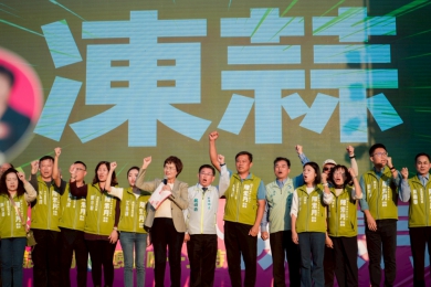 爭取彰化縣長提名，立委陳素月（左6）造勢大會上懇請鄉親大力支持。（照片競辦提供）