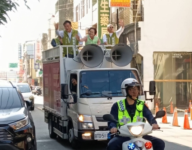 民調進入倒數階段,爭取彰化縣長民進黨提名,立委陳素月(中)大車掃。(照片競辦提供)