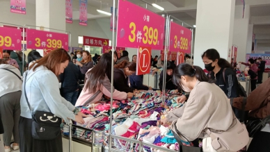 「曼黛瑪璉」廠慶嘉年華,女性朋友狂買便宜內衣。(照片曼黛提供)