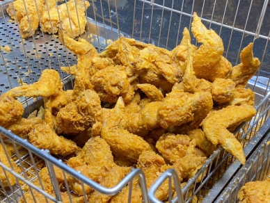 光復夜市即將重磅回歸｜響應廖翊鈞號召，阿梅炸雞第一個報到，12/21日夜市入口煮燒酒雞，再免費送500份暖心小點──每份包含薯條、花枝丸、雞翅2支。