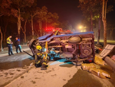 煞車胎痕呈長長的S形｜臺九線長橋路段，疑路面濕泥車輛打滑撞得很嚴重！