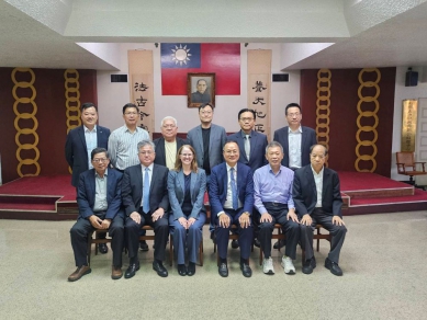 加拿大駐台北辦事處「貿易暨投資處」李知蘭處長  12/11蒞臨台灣高雄市進出口公會進行拜會及座談  該會與會的理監事也提出七項有興趣的議題  李處長告稱，這些問題一時無法完整地回覆，歡迎大家可以參照名片上聯絡資訊來電或電子郵件，處長將進一步的請相關人員回覆。