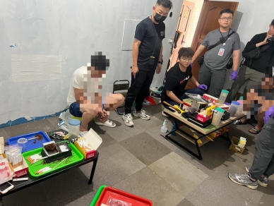 彰檢邱呂凱檢察官指揮鹿港警方破獲﹁彩虹菸製毒工廠﹂。（照片檢方提供）