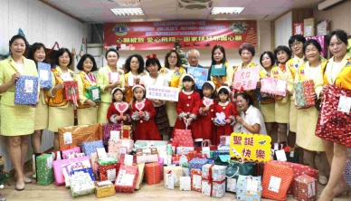 愛的天使讓雲林家扶童耶誕夢想成真 20位聖誕老人提早帶來心願樹禮物
