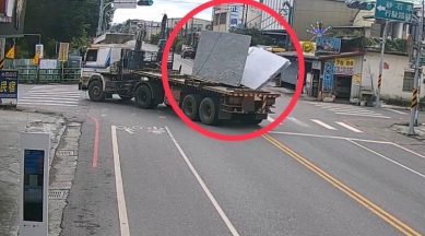 險象環生｜曳引車大理石板路口轉彎散落路面，吉安警開單告發駕駛！