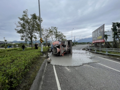 混凝土攪拌車翻覆｜駕駛遭困車體獲救送醫