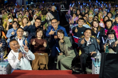 草屯聖誕點燈溫馨登場　縣長許淑華讚彰明電子熱心公益