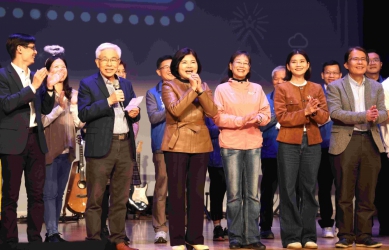 雲林縣第三屆耶誕城市慶典晚會 縣長張麗善、福氣教會創會牧師劉良義等人祈願雲林、臺灣、世界平安喜樂！