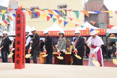 陳光復出席惠民啟智中心重建工程動土典禮 感謝民間天使共築身障友善新基地  縣長陳光復親臨會場，與惠民啟智中心董事長黃敏正、百世多麗文化教育基金會藍俊昇董事長賢伉儷、議長陳毓仁、馬公市長黃健忠、天后宮主委蔡光明等各界貴賓共同執鏟，祈願重建工程順利圓滿，共同築起溫暖的身障友善家園。