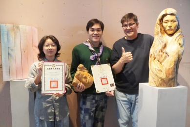 大葉造藝系日籍老師吉田敦（右）指導陳紀凱（中）、李愷玲（左）兩同學，入選全國美展。（照片大葉提供）