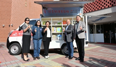 宏致電子贈送行動圖書車「熊禮聰號」，王縣長讚許善盡企業責任。（照片縣府提供）