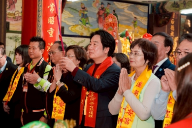 總統賴清德由縣長王惠美、立委陳素月等人陪同到溪湖永安宮、福安宮參拜。（照片陳素月競辦提供）