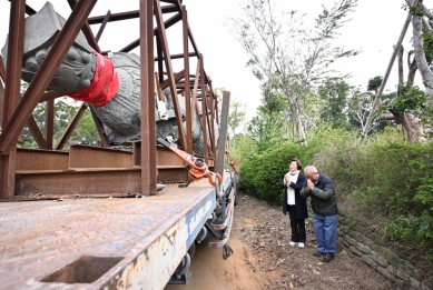王縣長偕同福安宮主委曾添進等人到苗栗三義恭迎3座聖像。(照片縣府提供)