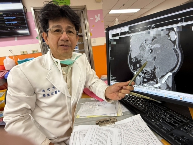 胰臟炎合併十二指腸穿孔 醫護細心陪他闖關成功 歡慶52歲生日新人生