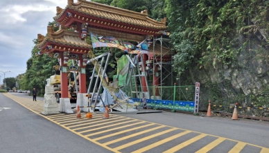 又被撞了｜載怪手板車，撞歪東西橫貫公路牌樓施工架！