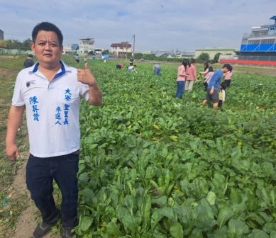 大寮區大寮里里長參選人陳英讚舉辦拔蘿蔔活動