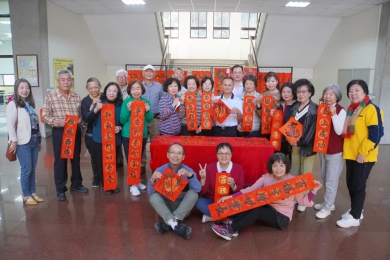 大葉長青大學春聯義賣，所得捐作弱勢學子助學基金。（照片大葉提供）