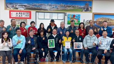 馬公市公所115年藝文首展今天登場 陳正筆〈禪思歲月〉走入市政空間  本次開展活動亦邀請多位地方各界人士到場共襄盛舉，包括馬公市民代表黃旭輝、澎湖縣政府參議洪棟霖、縣議員許國政服務處助理許彥玲、前縣議員呂光宇、民進黨澎湖縣黨部主委顏家康，以及鄭美珠、李文祝、葉永和、林龍吉、趙翠蓮、許素雲、陳順再、蔡元在與「鯊魚叔叔」等人士，一同走入市政空間，感受藝術與生活交會的現場氛圍。