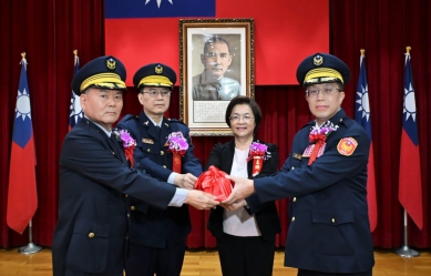 彰化縣警局卸新任局長陳明君（左）、陳世煌（右）交接印信，王縣長（右2）主持。（照片縣府提供），