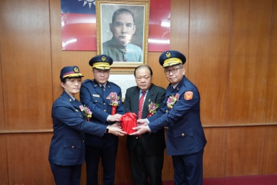 陳光復主持警察局新、卸任局長交接典禮 林樹國正式履新  議長陳毓仁、議員許國政、議員呂黃春金、議員蘇陳綉色、議員莊光大、議員蔡清續、議員張仁和、議員魏睿宏、消防局長許文光、臺灣澎湖地方檢察署檢察長周士榆、澎湖監獄典獄長曾至勲、澎湖調查站主任李應泉及副主任易繼湘、陸軍澎湖防衛指揮部政戰主任王瑞賢、澎湖縣後備指揮部指揮官唐信賢、澎湖憲兵隊參謀主任徐志揚、、、、等等貴賓都到場觀禮祝賀。