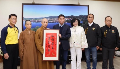 菩薩心 佛光山大明寺致贈溫馨臘八粥 苗縣府員工同霑法喜