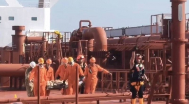 空勤黑鷹直升機降落外籍油輪救援2受傷船員