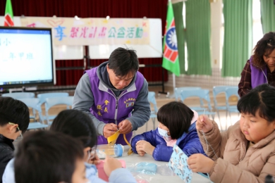 嘉義救國團「愛‧分享」聚光計畫走進海線偏鄉 學童用雙手縫製手機袋換取心願禮物  用愛點亮偏鄉未來