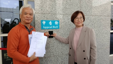 下屆彰化縣議員選舉民進黨初選候選人陳似梅（右）和夫婿黃盛祿（左）提告。（照片記者林碧珠攝）