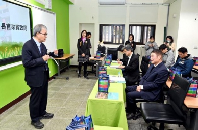 教育部長鄭英耀訪視苗栗大同國小 推動本土化語言 終身學習 校園安全建設