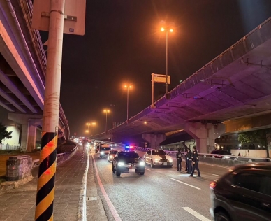 車輛拒檢逃逸高市警朝輪胎開15槍追緝中