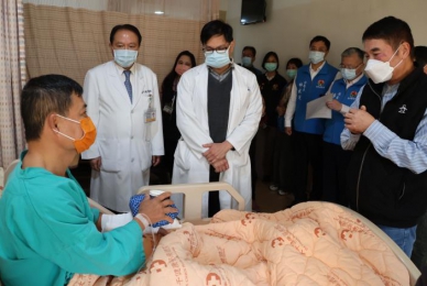 南苗市場男子砍傷員警 苗栗縣長鍾東錦慰問員警及熱心受傷民眾 感謝英勇表現