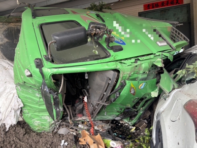 曳引車翻覆滑行衝撞臺東民宅｜36歲駕駛未繫安全帶飛拋車外當場慘亡